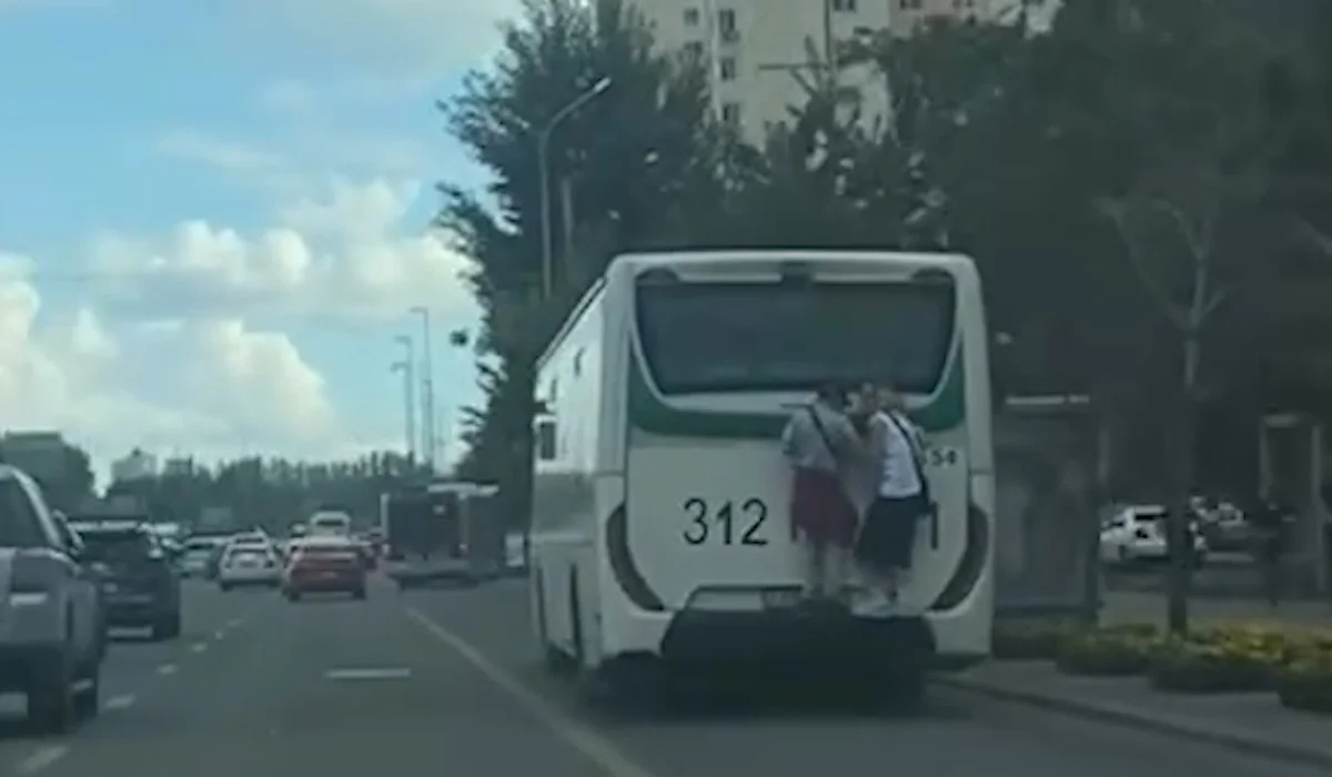 Детей-зацеперов, катавшихся на бампере автобуса в Астане, не наказали