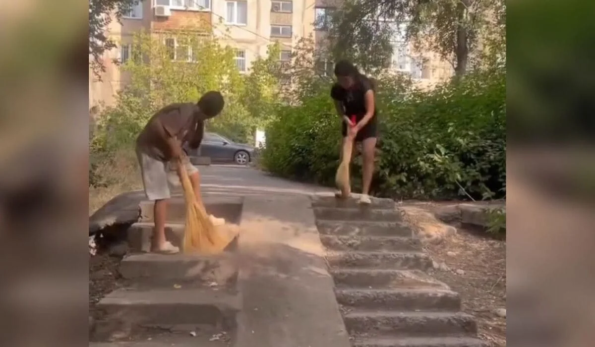 Казахстанцы активно обсуждают видео девочек, решивших навести порядок во дворе