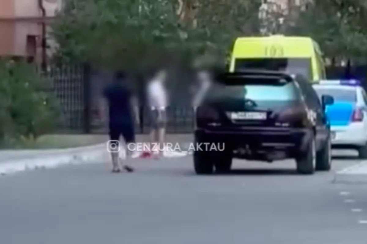 Смерть на глазах у жильцов: подросток выпал из окна многоэтажки в Актау (ВИДЕО)