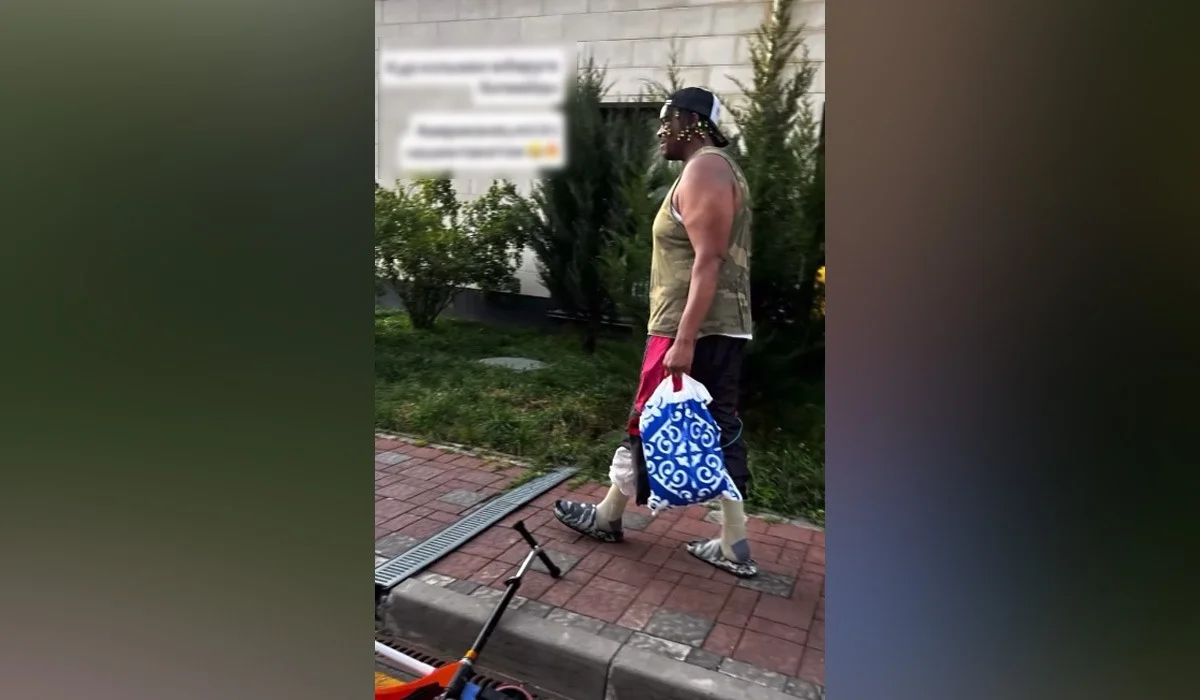 Гитарист Джей Ло пришел в гости к казахской семье и ушел с пакетом саркыта (ВИДЕО)