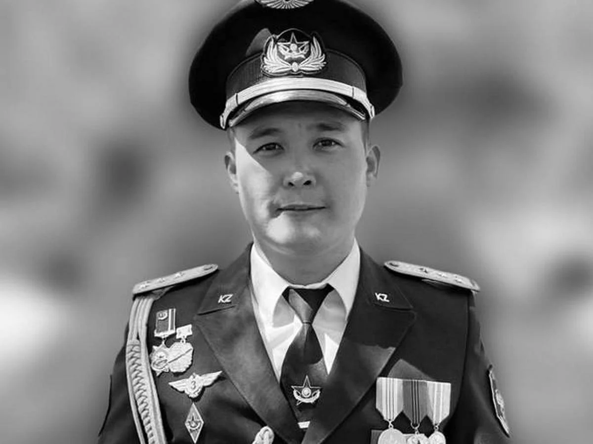 С погибшим при крушении вертолета военным простились в Павлодарской области