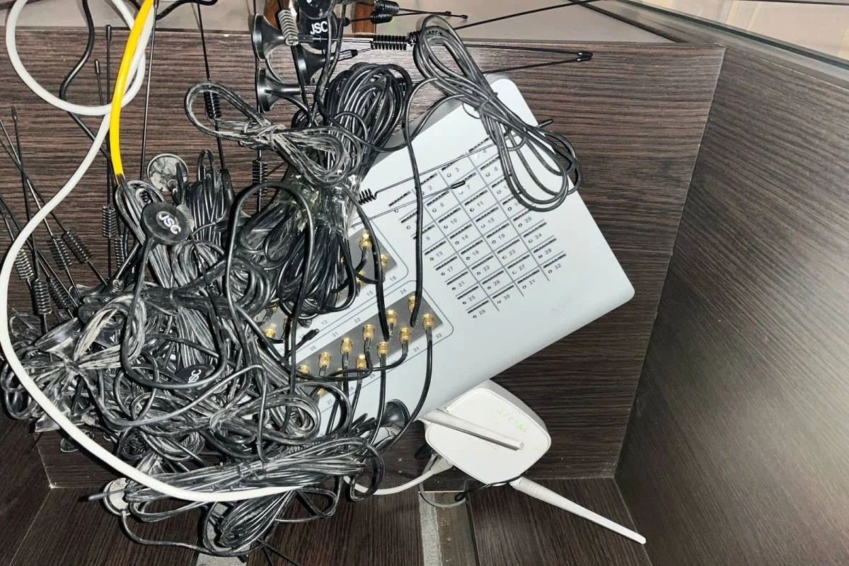 Нелегальное оборудование для обхода официальных каналов сотовой связи выявили в Алматы