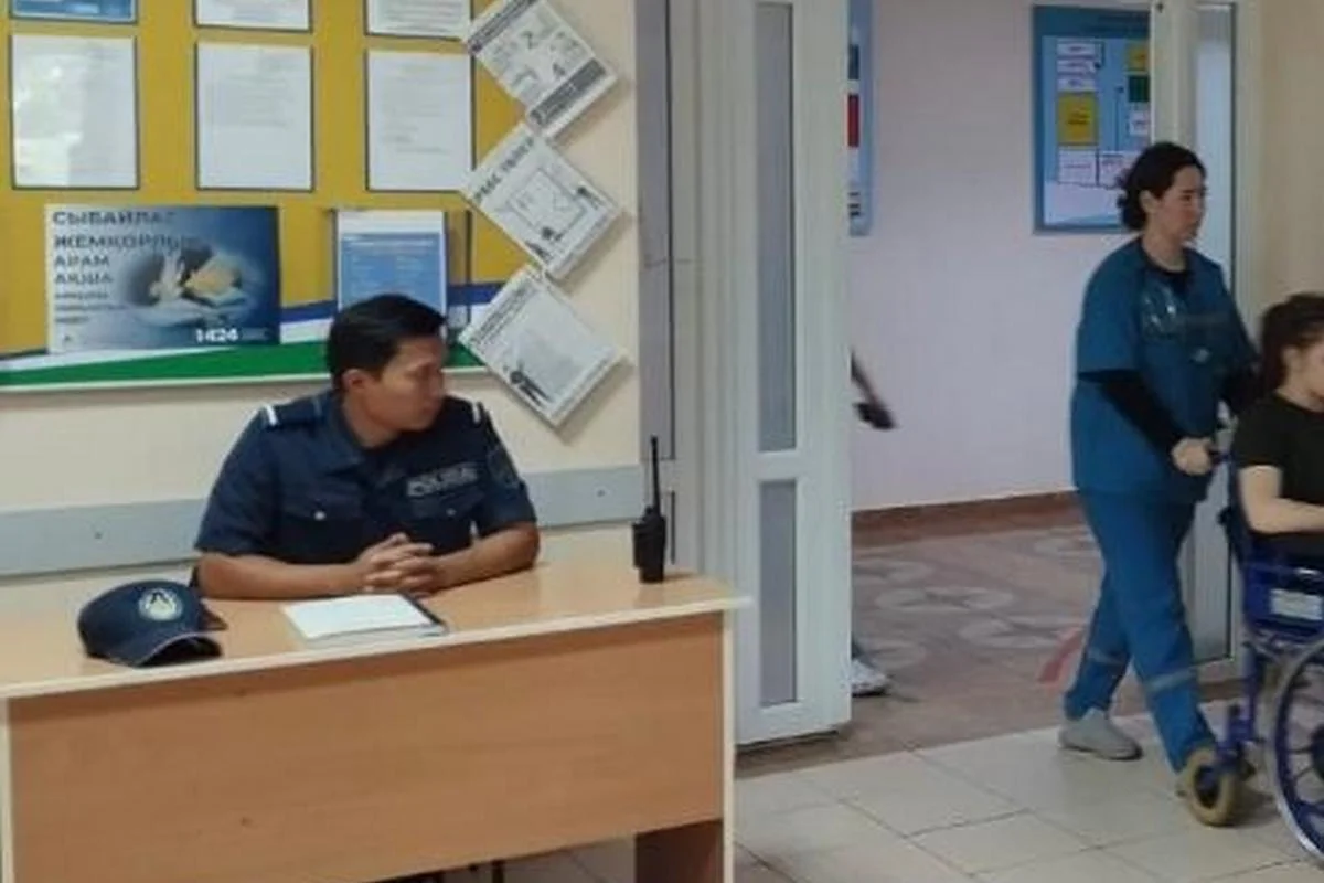 Из-за нападений на медиков в больницах Казахстана установили 152 полицейских поста