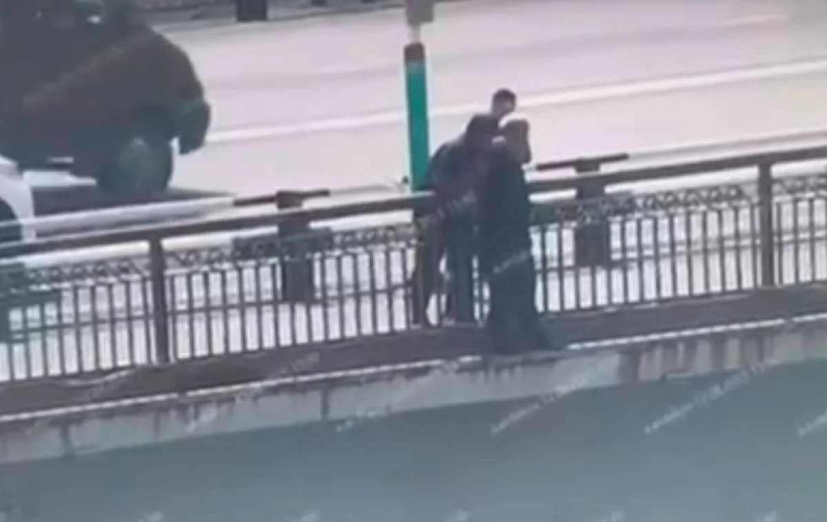 Трое полицейских предотвратили жуткую трагедию на мосту в Атырау (ВИДЕО)