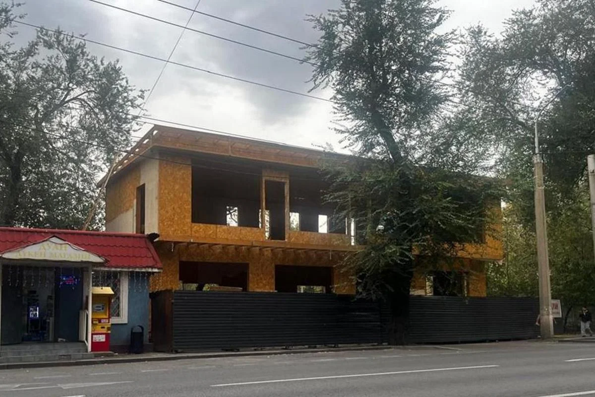 В центре Алматы сносят строящееся двухэтажное здание