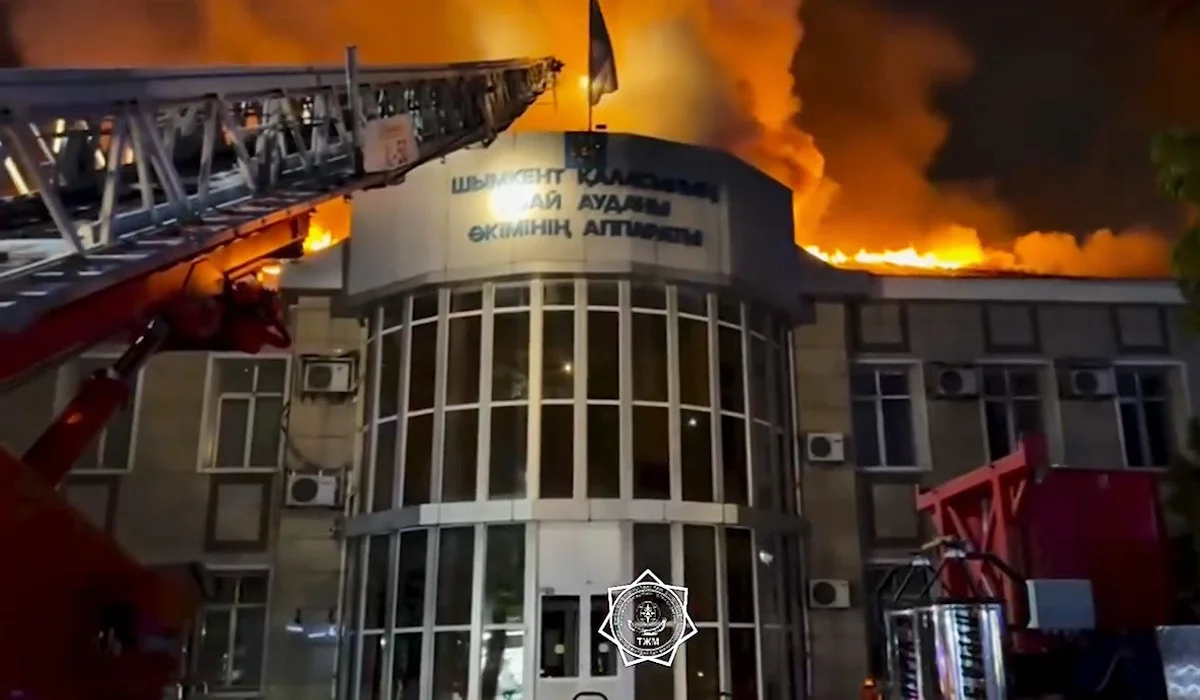 Мощный ночной пожар охватил здание акимата в Шымкенте (ВИДЕО)