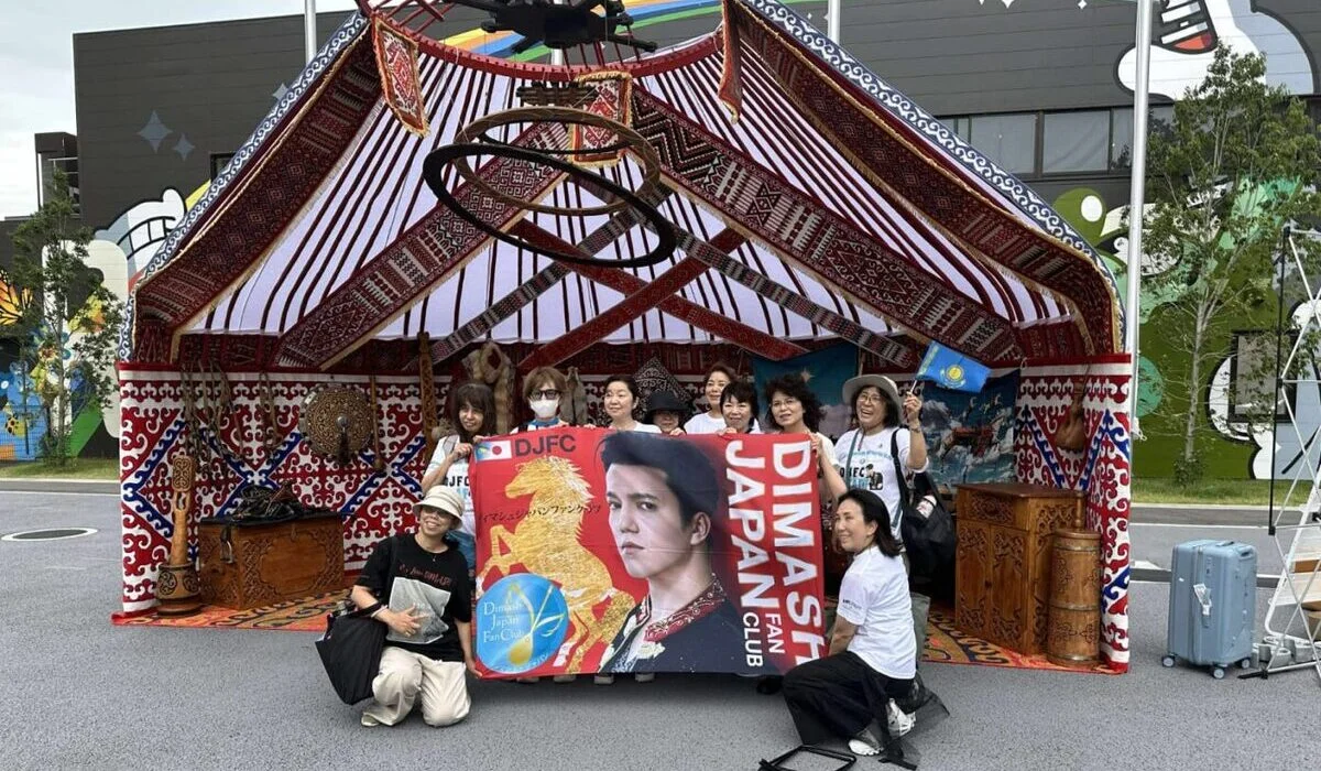Японские фанаты Димаша Кудайбергена спели гимн Казахстана на EXPO в Осаке (ВИДЕО)