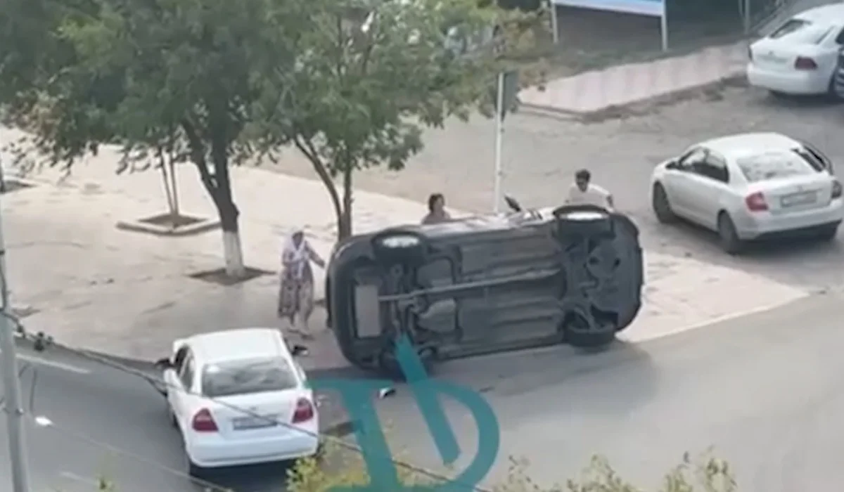 Бабушка помогла поставить на колеса перевернувшуюся машину в Атырау (ВИДЕО)