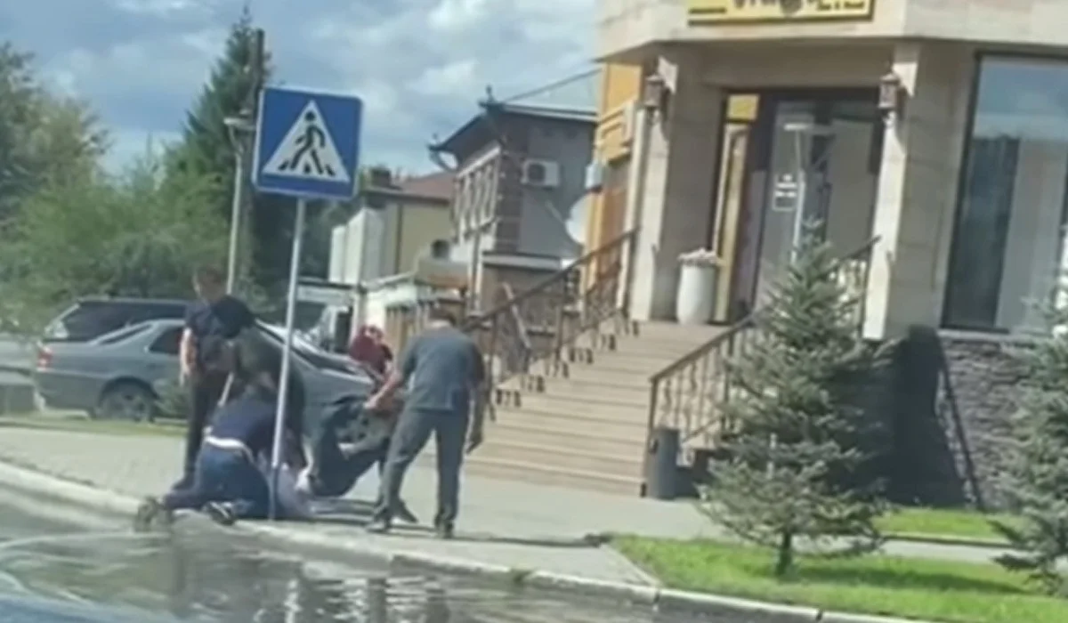 Мужчину жестоко избили возле здания полиции в Семее (ВИДЕО)