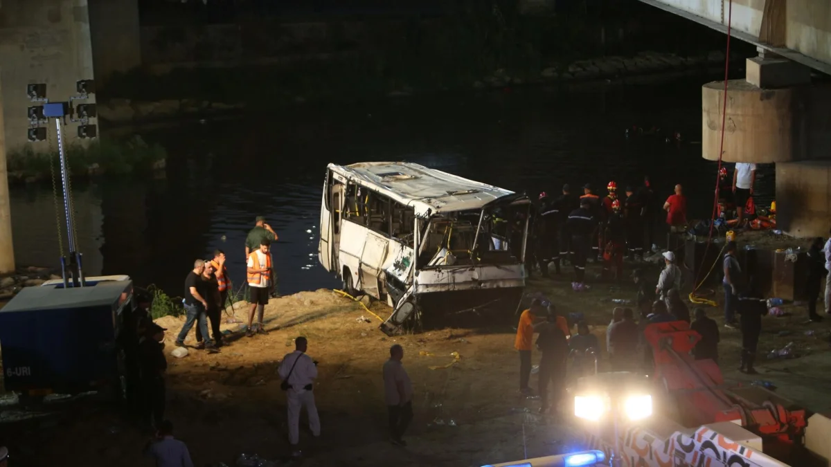 Автобус упал с моста в реку в Алжире, 18 человек погибли