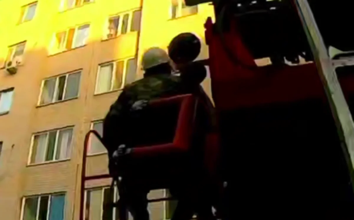 Девочка едва не сорвалась с окна многоэтажки на западе Казахстана (ВИДЕО)