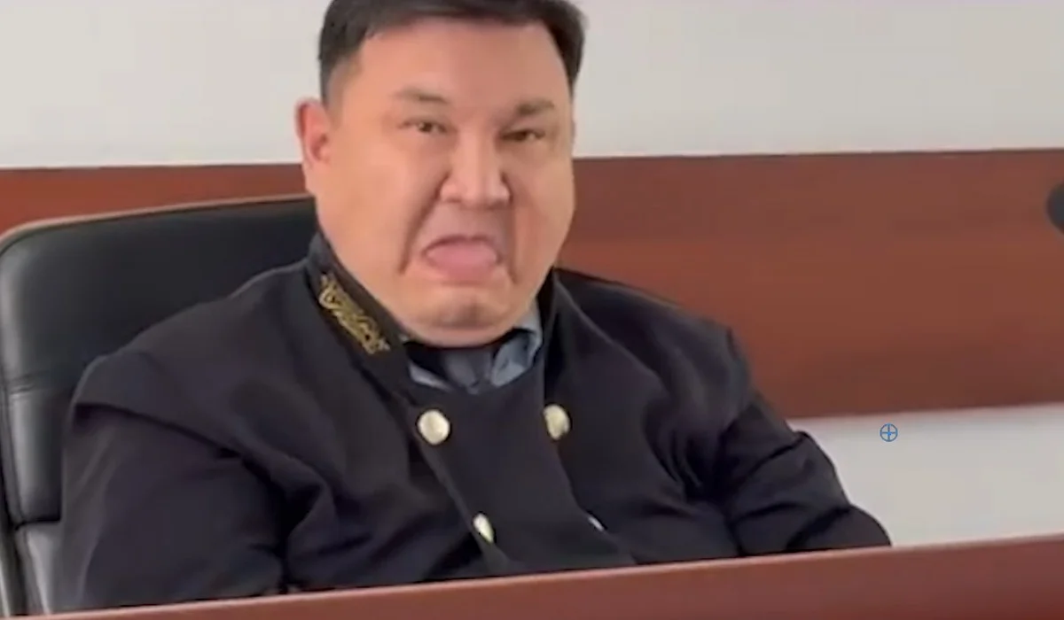 Судья в Шымкенте показал язык: назначена служебная проверка (ВИДЕО)