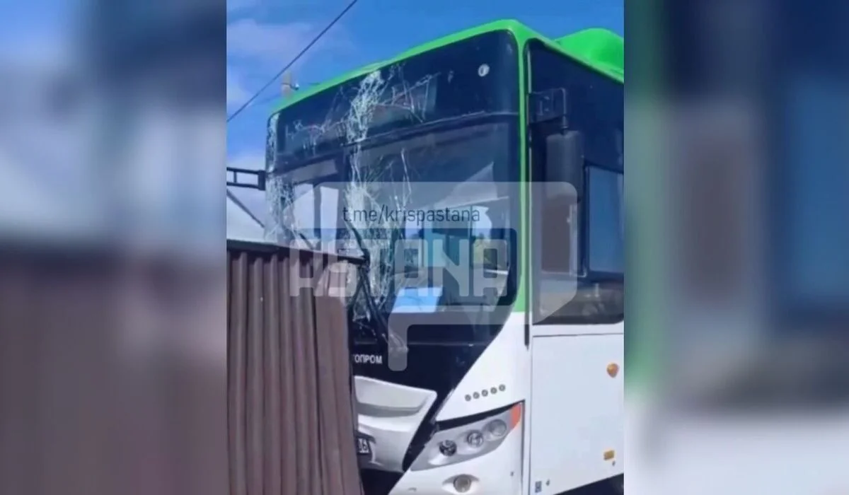 Автобус пробил забор жилого дома и врезался в опору в Атырау (ВИДЕО)