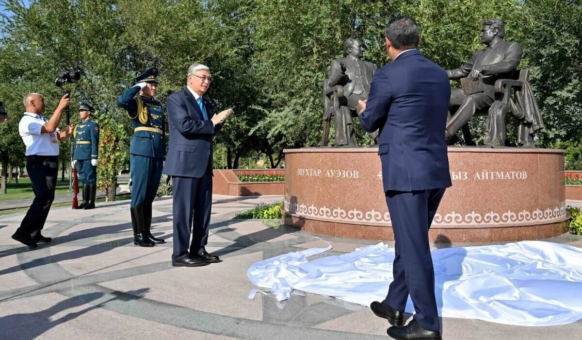 Касым-Жомарт Токаев и Садыр Жапаров открыли памятник «Золотой мост дружбы»