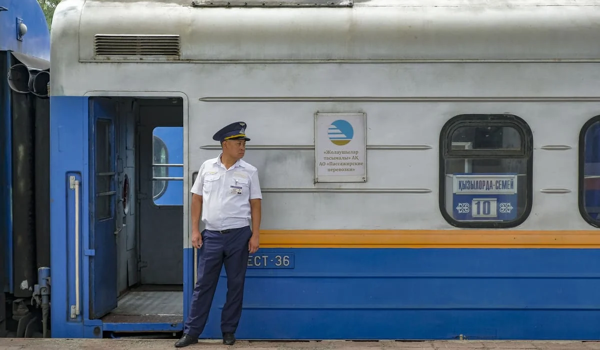 В КТЖ назвали маршруты, где ловят безбилетников и «левый» багаж