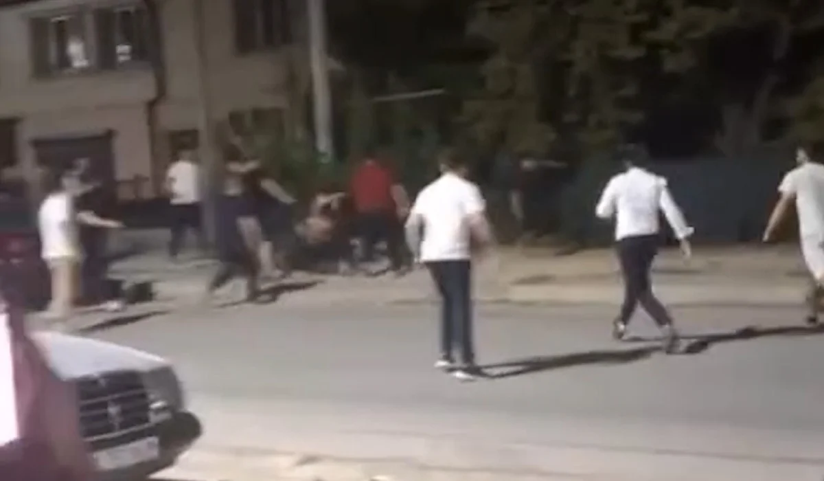 Десятки мужчин устроили массовую драку в Шымкенте (ВИДЕО)