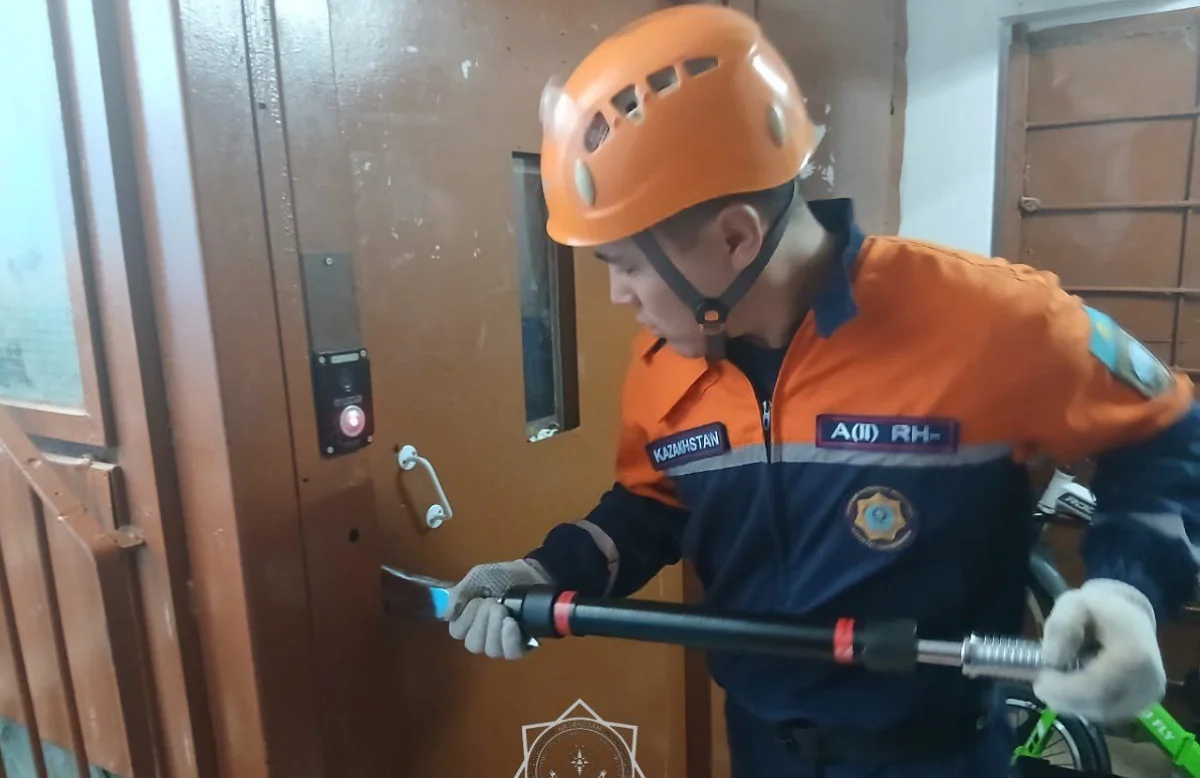 Застрявшие в лифте мальчики сами вызвали спасателей в ЗКО