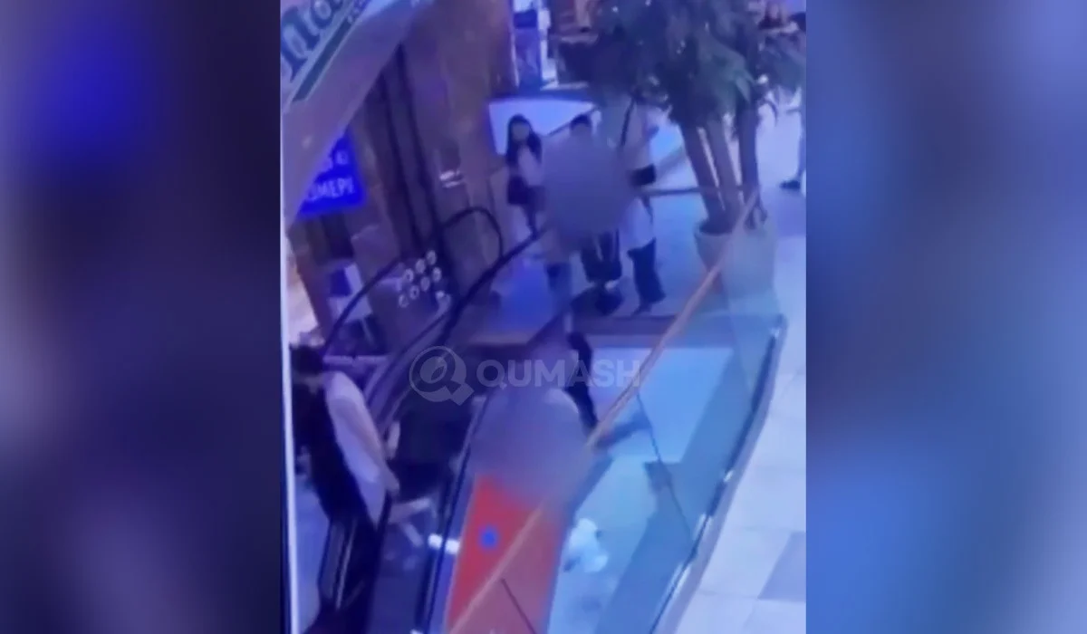 Восьмилетний мальчик упал с эскалатора в ТРЦ Петропавловска (ВИДЕО)
