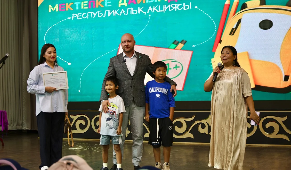 30-летие Конституции РК: в Алматы провели акцию «Соберем ребенка в школу!»