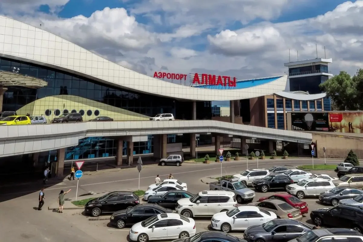 Пассажир пытался перерезать себе горло в аэропорту Алматы