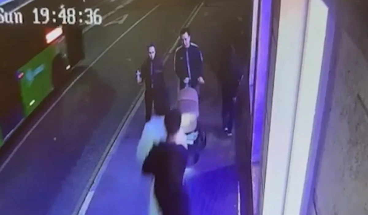 Подростки на самокате снесли детскую коляску с малышом в Алматы (ВИДЕО)