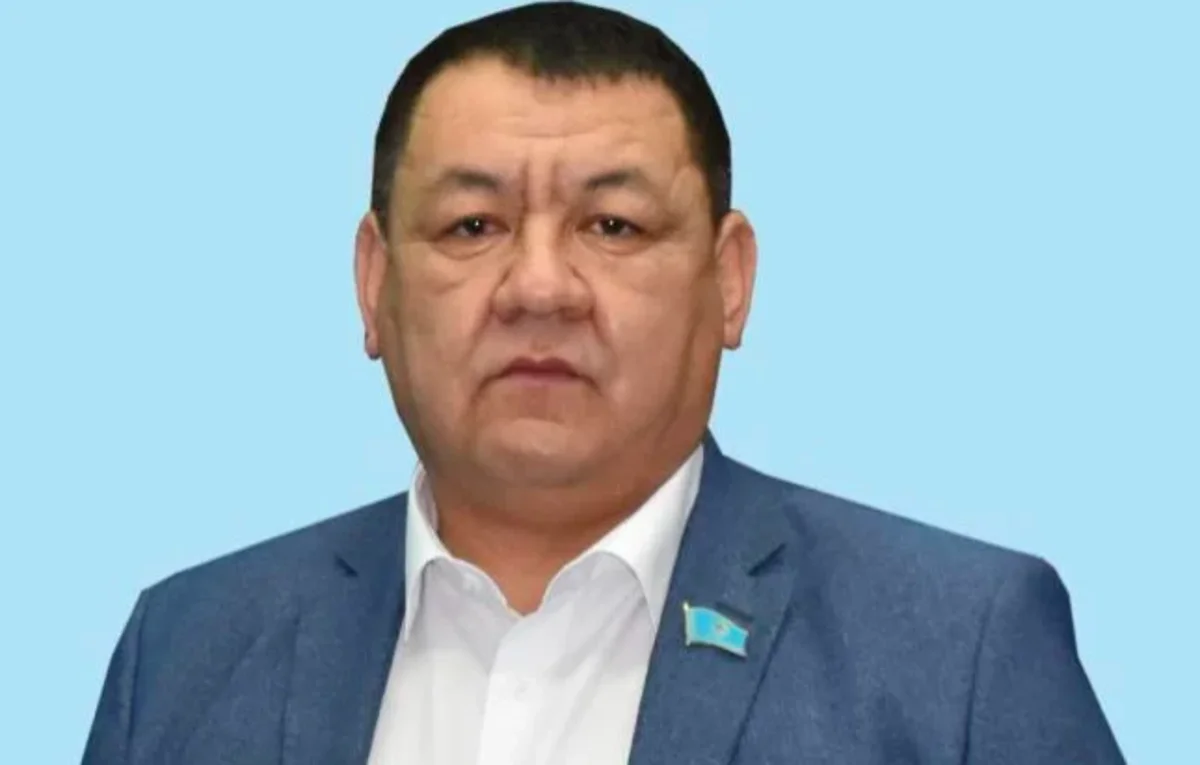 Экс-депутата объявили в розыск и силой привели в суд в Шымкенте