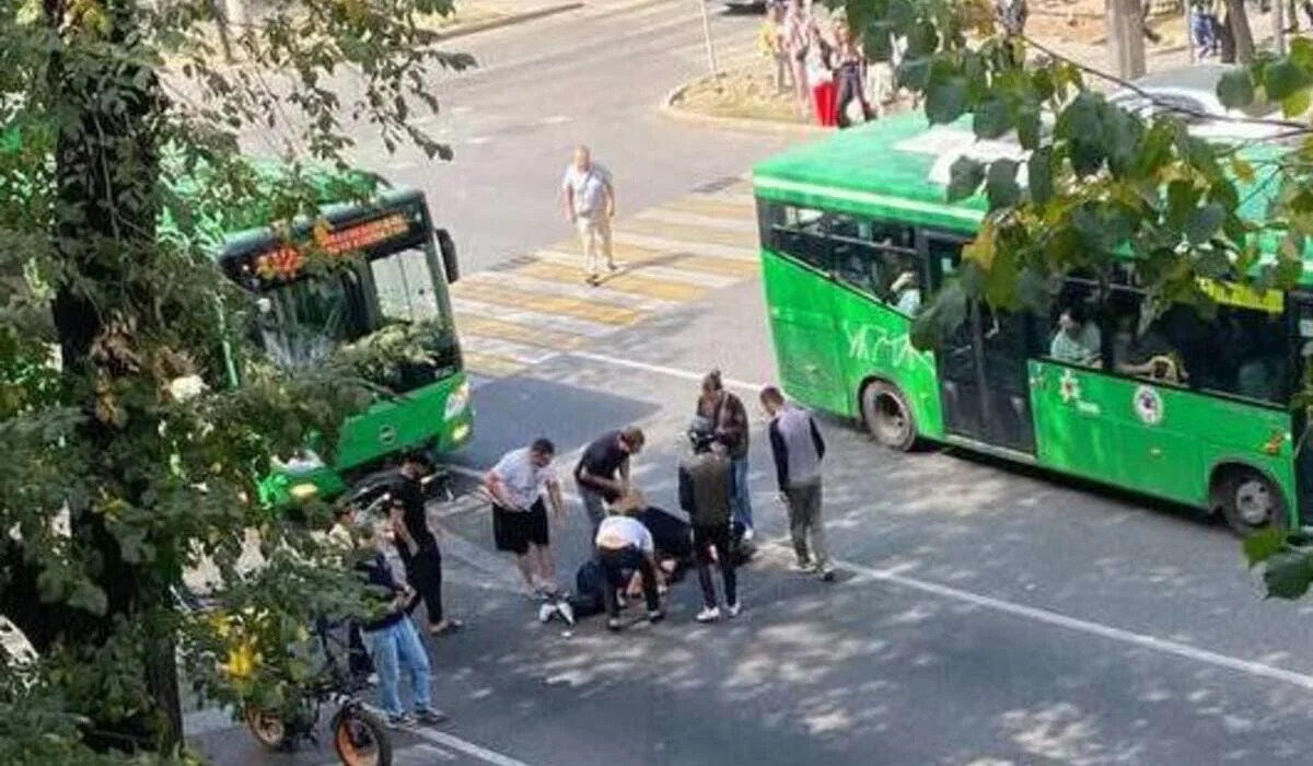 Автобус сбил двух девушек на электросамокате на «зебре» в Алматы