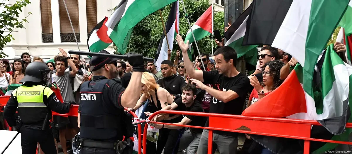 Этап велогонки в Испании прервала акция протеста в поддержку Палестины