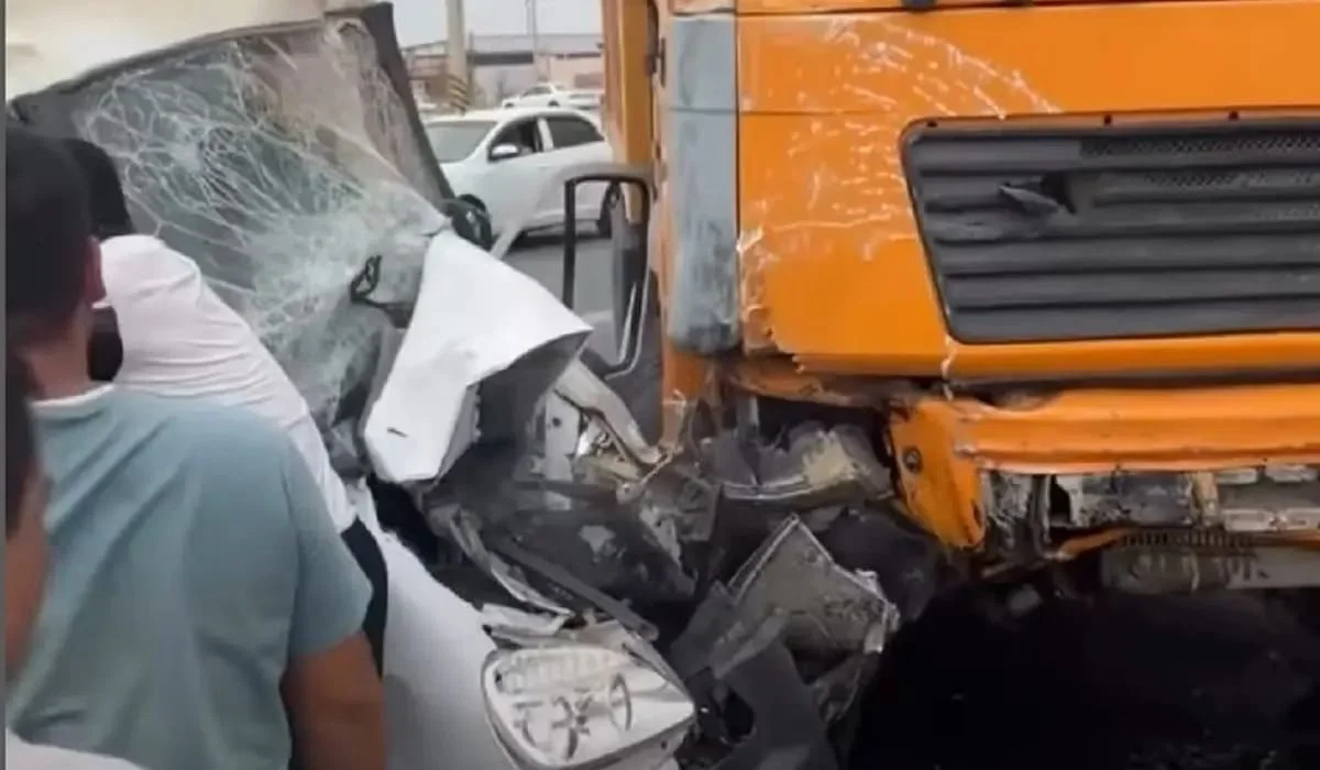 Грузовик смял «Газель» в Актау: видео спасения водителя появилось в сети