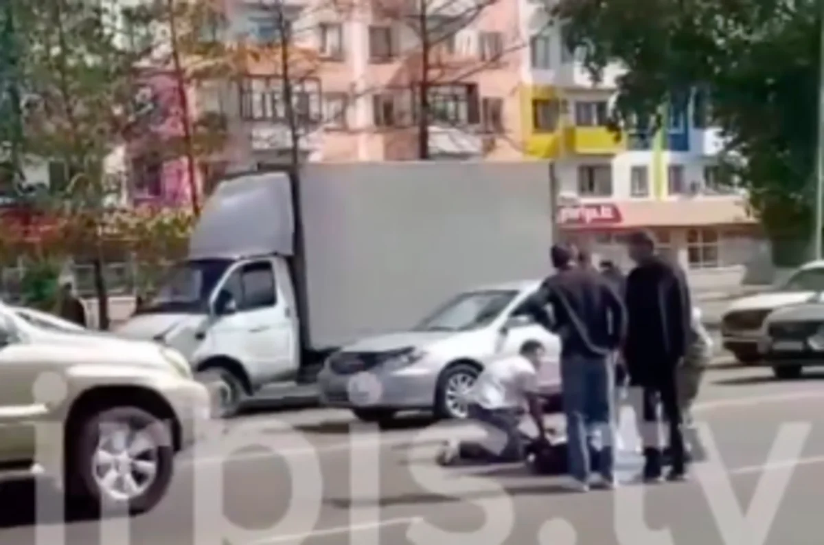 Ребенок попал под колеса Lexus в Павлодаре — его увезли в больницу (ВИДЕО)