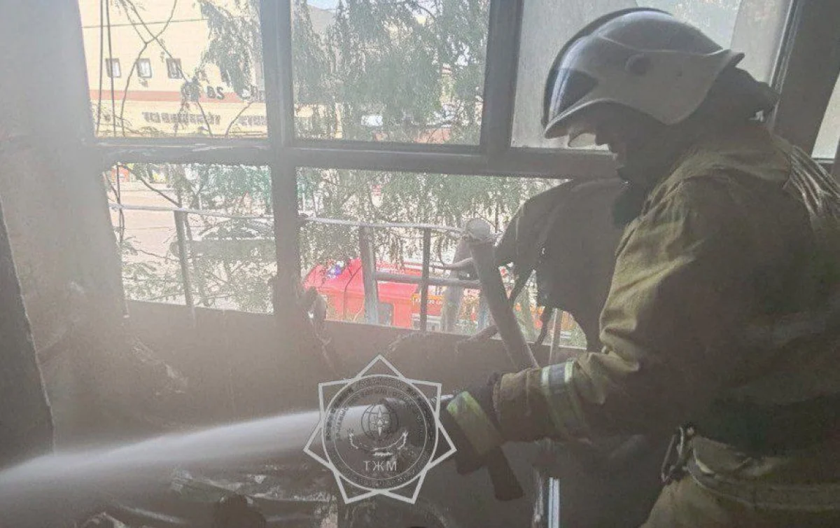 20 человек эвакуировали из горящей многоэтажки в Таразе