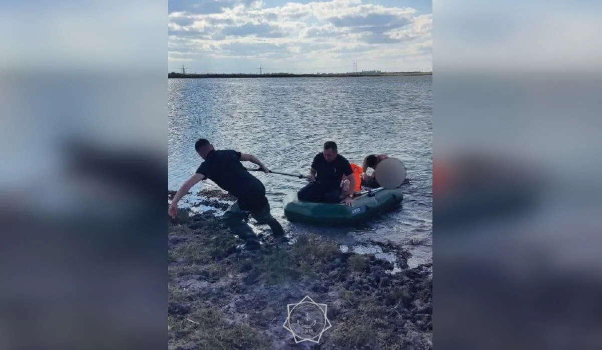 Рыбалка закончилась ЧП: лодка с детьми перевернулась на севере Казахстана