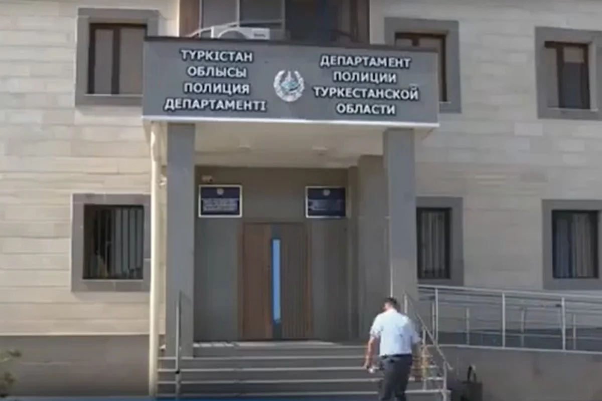 Шантажировал школьницу: 19-летнего парня задержали в Шымкенте