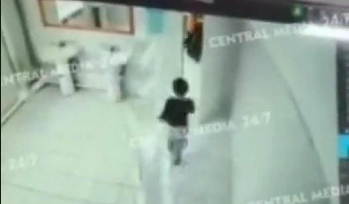 Тащили по полу девочку в туалет: скандальное видео из школы-интерната Тараза появилось в сети