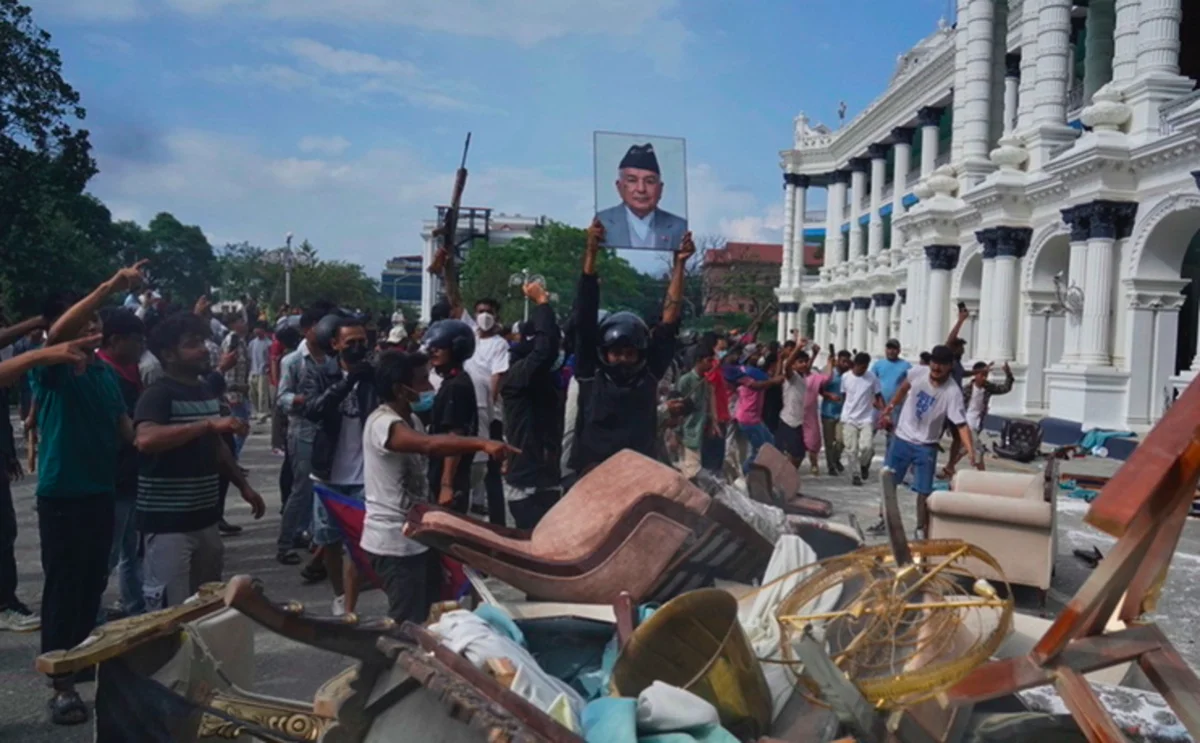 Протестующие в Непале спустили с главы Минфина штаны и прогнали по реке (ВИДЕО)