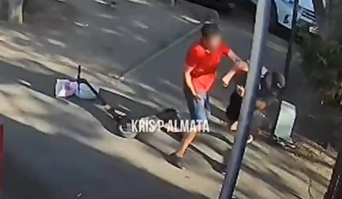 Не поделили дорогу: драка двух самокатчиков попала на видео в Алматы