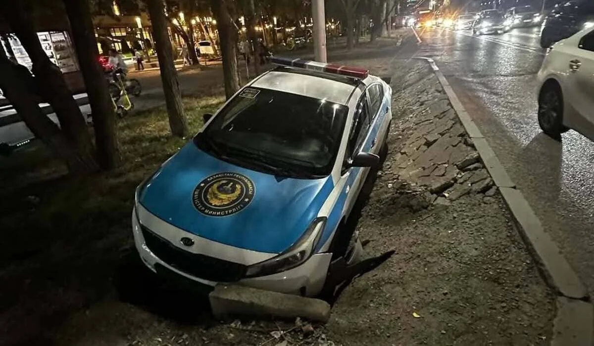 В Алматы полицейский автомобиль съехал в арык, избегая ДТП: нарушитель скрылся