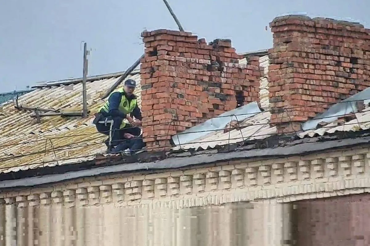 Полицейский спас потерявшего ключи мужчину от падения с крыши в Кокшетау
