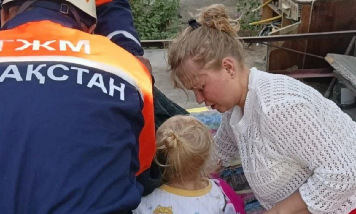 Трехлетняя девочка застряла пальцем в металлической конструкции в Таразе