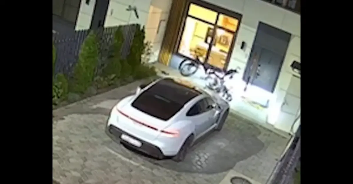 Сын известных блогеров угнал Porsche и разбил его о забор (ВИДЕО)