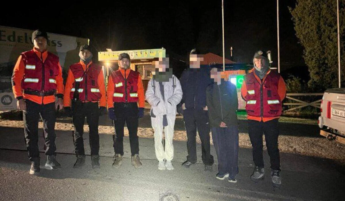 Ночью на высоте 3300 метров: в горах Алматы спасли туристов с двух вершин (ВИДЕО)