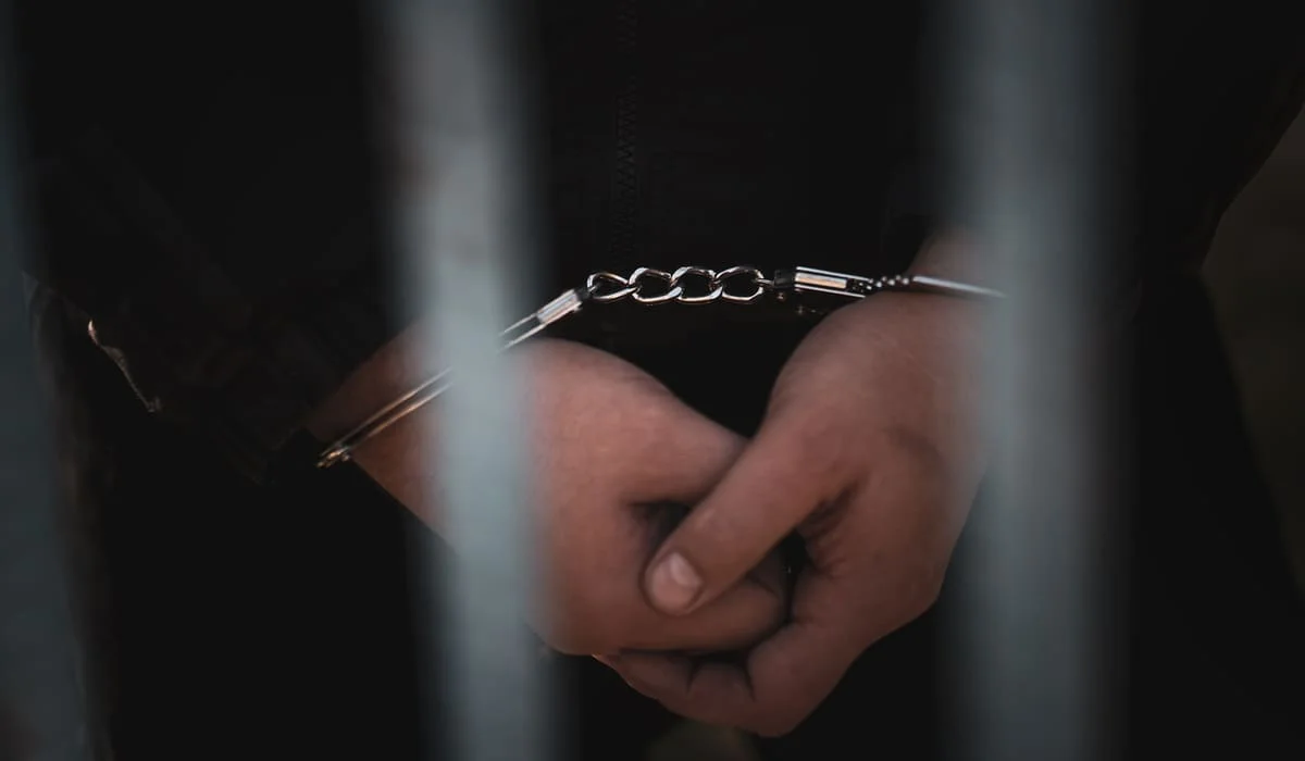Обещал перевести в вузы и помочь с правами: в Алматы задержали мошенника