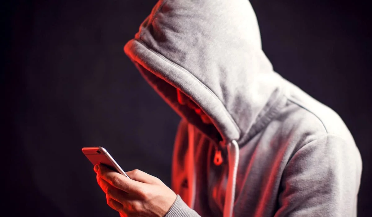 Преступления в прямом эфире: 18-летний парень воровал деньги на стримах в ВКО