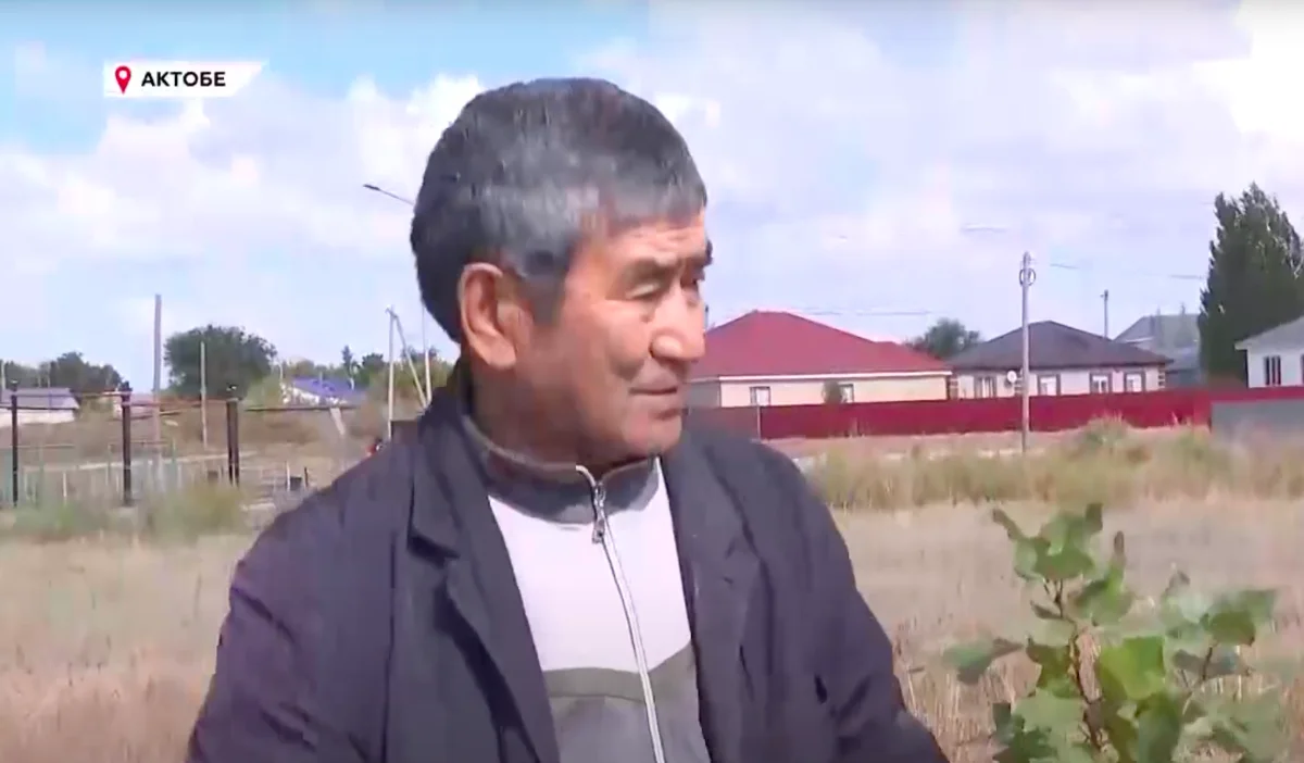 «Чтобы без дела не сидеть»: пенсионер из Актобе превратил пустырь в парк