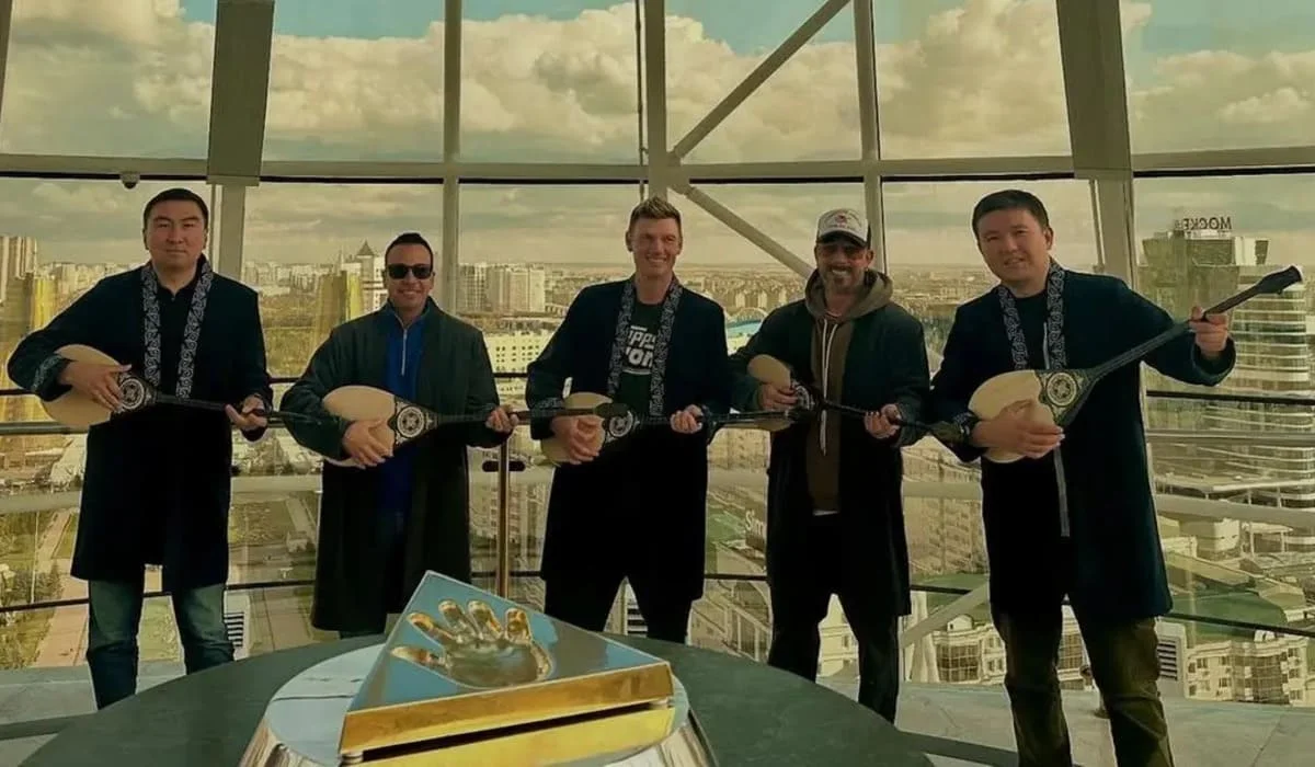 Солисты Backstreet Boys показали поклонникам «Байтерек» и флаг Казахстана