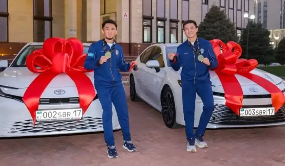 Чемпионам мира братьям Сабырхан подарили квартиры и автомобили в Шымкенте