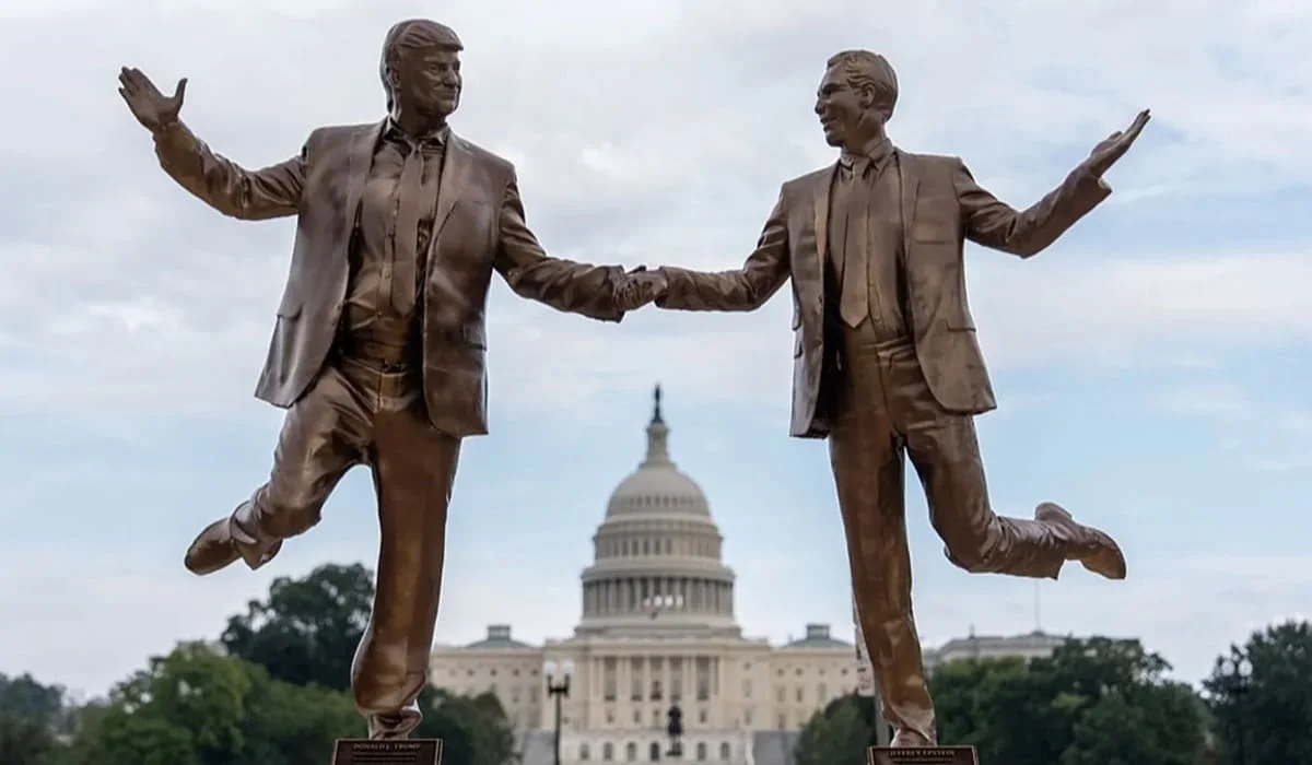Неизвестные установили в Вашингтоне скульптуру Трампа и Эпштейна, держащихся за руки