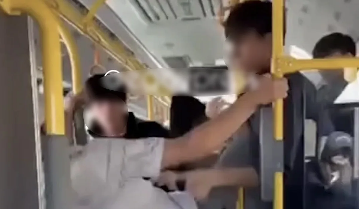 Пинали друг друга на глазах у людей: пассажиры устроили мордобой в автобусе в Астане (ВИДЕО)