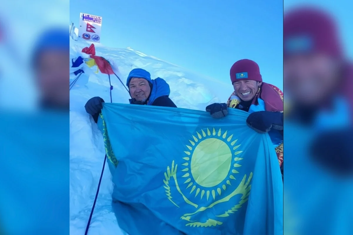 Альпинист водрузил флаг Казахстана на один из самых высоких горных пиков планеты