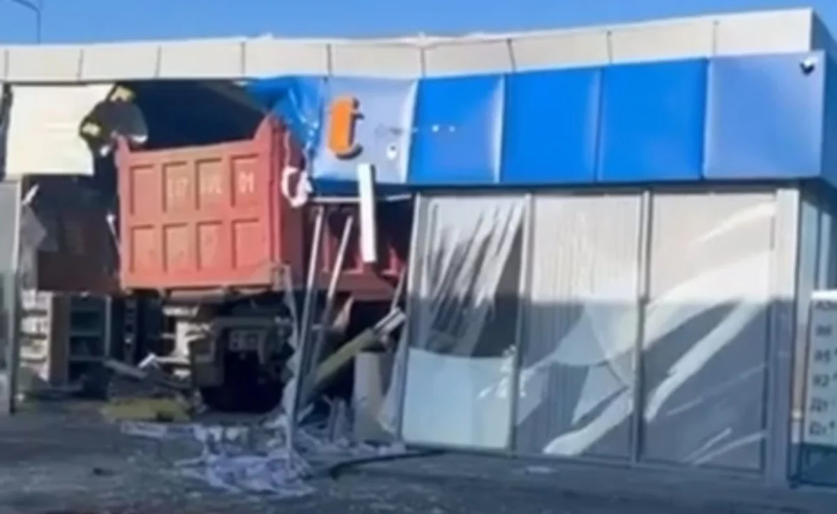 Грузовик протаранил здание автозаправки в Костанайской области